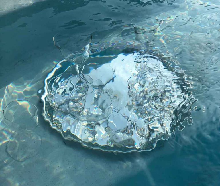 Wasser staut sich an verstopftem Abfluss zurück