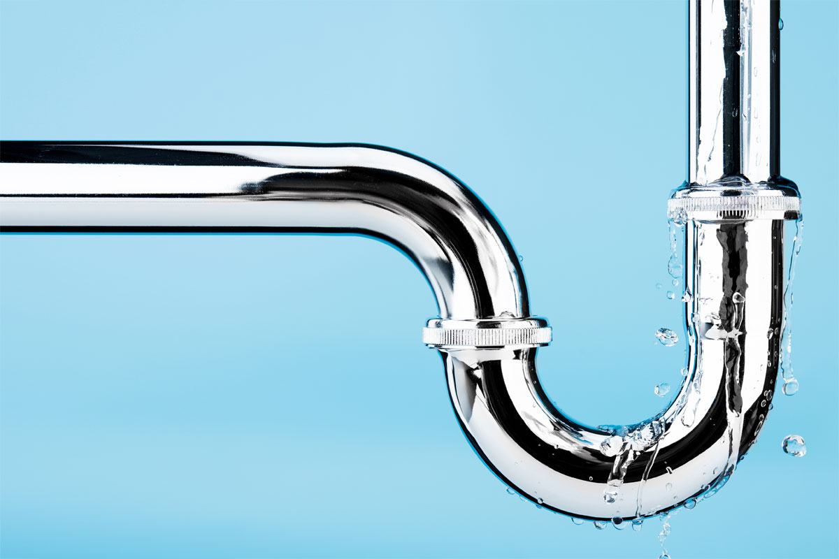 Wassertropfen an einem undichten Abflussrohr