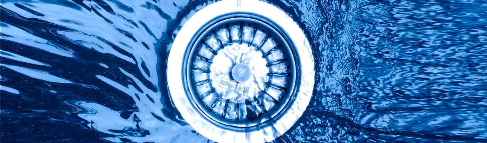 Wasser fließt nach einer Rohrreinigung wieder frei ab
