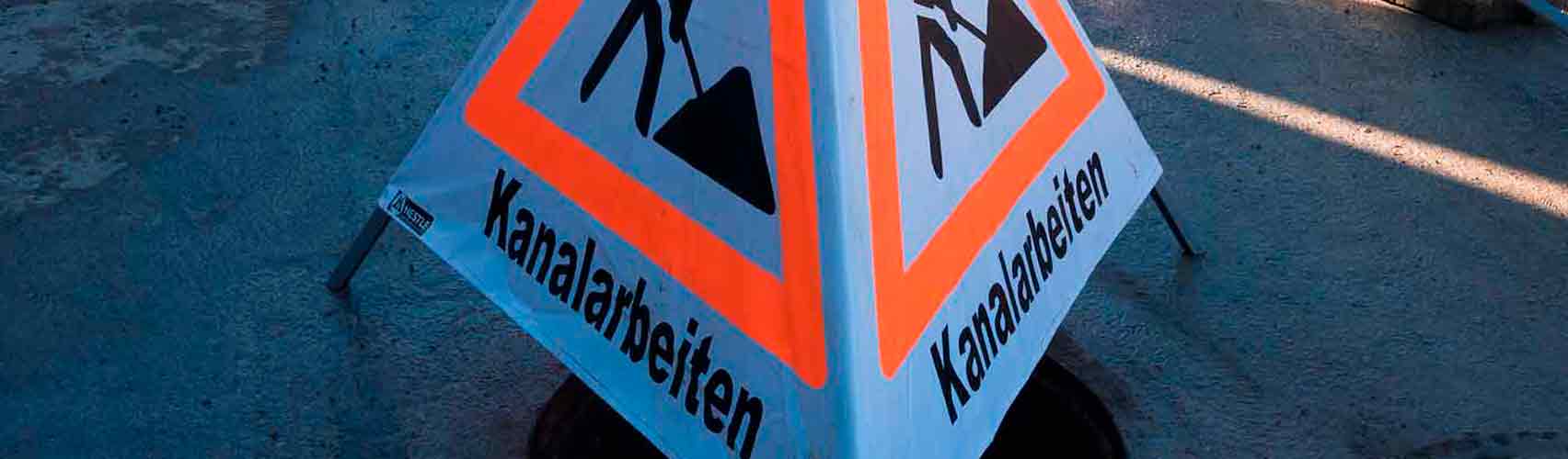 Warndreieck weist auf Kanalarbeiten hin