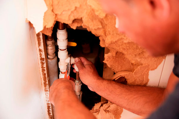 Rohrreiniger ortet ein Leck in einem Rohr in der Wand