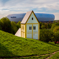 Blick vom Fröttmaninger Berg auf die Allianz-Arena im Münchener Stadtteil Schwabing-Freimann