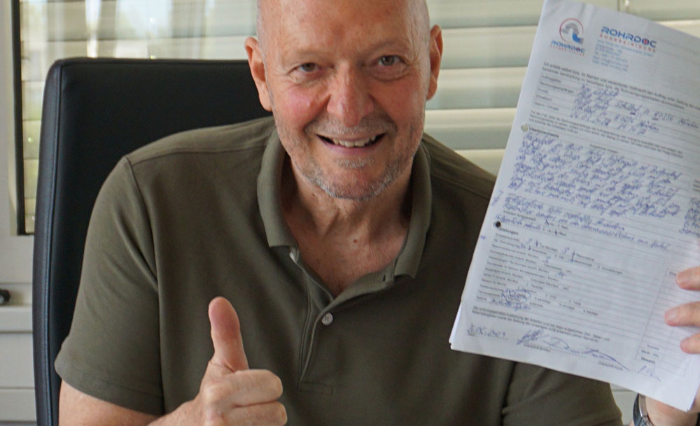Unser Chef mit ausgefüllten Arbeitsbericht